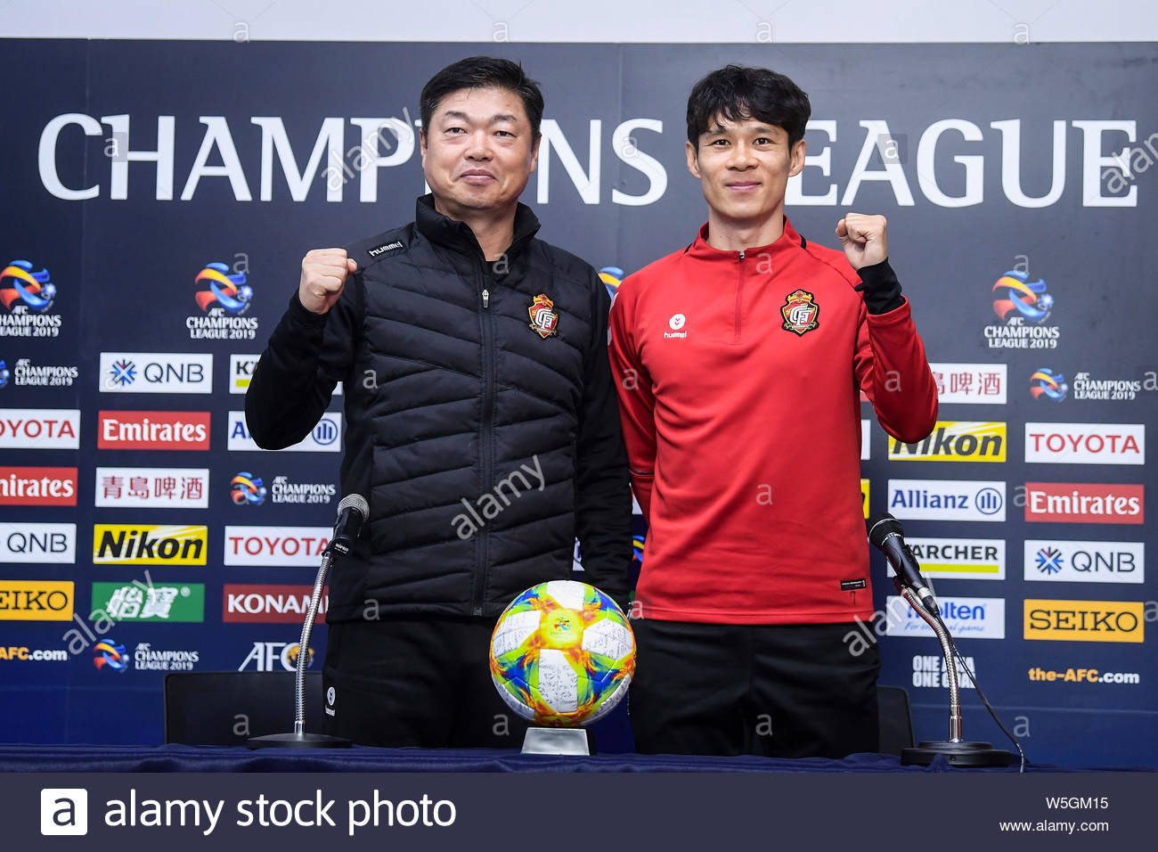 head-coach-kim-jong-boo-left-of-south-koreas-gyeongnam-fc-attends-a-press-conference-before-a-group-e-match-against-chinas-shandong-luneng-fc-duri-W5GM15