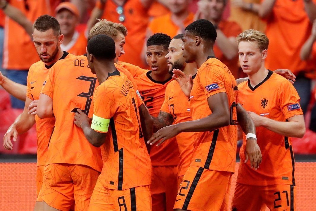 Đội tuyển Hà Lan giành vé vào vòng knock-out