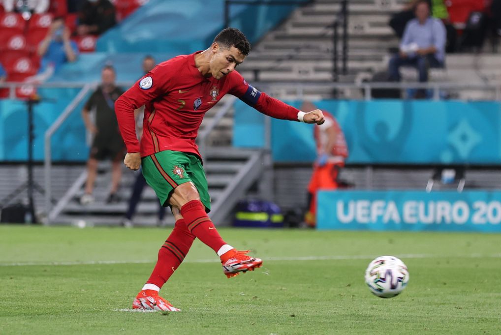 Cristiano Ronaldo ghi hai bàn trên chấm 11m trước Pháp