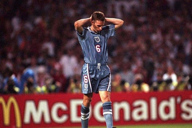 Gareth Southgate đá hỏng quả 11m của tuyển Anh trong trận bán kết Euro 1996 trước Đức