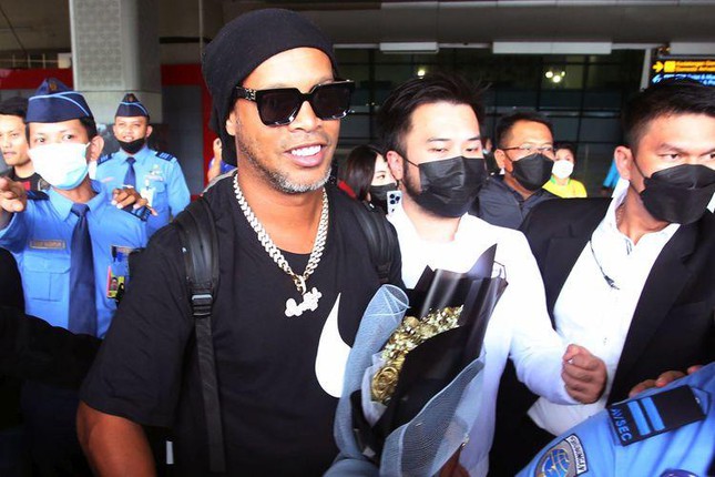 Ronaldinho sang Indonesia