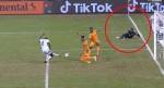 VIDEO: Thủ môn ở giải Châu Phi 'tặng' cho đối thủ bàn thắng rồi giả vờ chấn thương rời sân