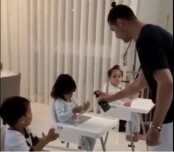 VIDEO: Ronaldo làm người cha gương mẫu, dạy con rửa tay chống Covid-19