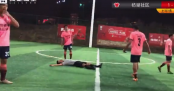 VIDEO: Cay cú vì bị phạt, cầu thủ Trung Quốc đánh vào gáy khiến trọng tài gục trên sân