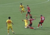 VIDEO: Cận cảnh pha vào bóng thô bạo của sao trẻ U23 Việt Nam