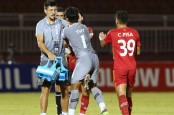 CĐV Campuchia xấu hổ vì 2 cầu thủ nước nhà đánh nhau ngay trên sân Việt Nam