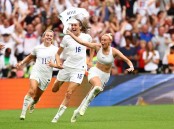 Sự thật đằng sau pha cởi áo ăn mừng của nữ cầu thủ tuyển Anh