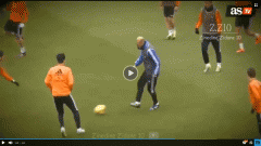 VIDEO: Kỹ năng thượng thừa trên sân tập của HLV Zinedine Zidane