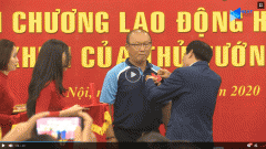 VIDEO: Khoảnh khắc xúc động khi thầy Park nhận Huân chương Lao động