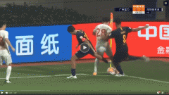 VIDEO: Cựu sao Tottenham triệt hạ đối phương trên đất Trung Quốc
