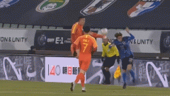 VIDEO: Cầu thủ Trung Quốc phi cả gầm giày vào đầu đối thủ