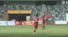 VIDEO: Chỉ với 1 chân, cầu thủ Trung Quốc vẫn ghi bàn 'ầm ầm'