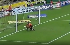 VIDEO: Bắt gọn bóng, thủ môn lại tự tay ném thẳng vào lưới