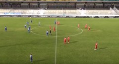 VIDEO: HLV chỉ đạo cầu thủ 'sút về lưới nhà' để trả lại bàn thắng