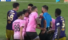 VIDEO: Cầu thủ Hà Tĩnh đòi penalty trước CLB Hà Nội nhưng trọng tài nói không