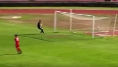VIDEO: Pha phối hợp 'đi vào lòng đất' của thủ môn và hậu vệ tại Serbia