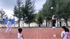 VIDEO: Bùi Tiến Dũng cùng bạn gái Tây chơi bóng chuyền cực chill bên bờ biển