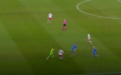 VIDEO: Thủ môn của Real Madrid tấu hài khi 'bắt chước' Neuer lao lên như trung vệ