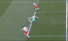 VIDEO: Phát bóng cũng không xong, thủ môn khiến đội nhà nhận bàn thua lãng xẹt