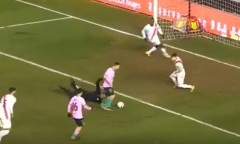 VIDEO: Messi rê bóng qua cả thủ môn nhưng 'hết mana' và...sút ra ngoài