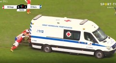 VIDEO: Xe cấp cứu lao vào sân, cầu thủ phải dốc sức đẩy ra ngoài