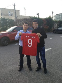 Luis Suarez sent a special gift to Nguyen Van Toan