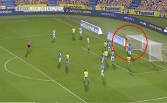 VIDEO: Lỡ tay đẩy bóng vào gôn, thủ môn giúp đối thủ ghi bàn dễ hơn ăn bánh