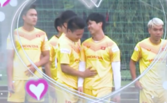 VIDEO: Quang Hải 'tình tứ', ôm eo Công Phượng cười tít mắt trong lúc tập luyện tại ĐTVN