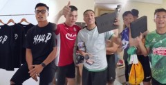 VIDEO: Bùi Tiến Dũng chơi lớn, phát áo free cho toàn đội TP HCM nhân dịp khai trương