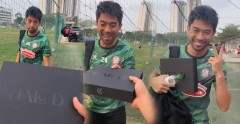 VIDEO: Lee Nguyễn cười hớn hở sau khi được Bùi Tiến Dũng tặng áo đẹp