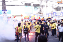 VIDEO: CĐV Nam Định đốt pháo sáng gây náo loạn Pleiku