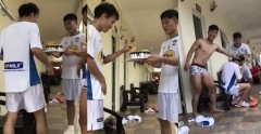VIDEO: Văn Toàn được Xuân Trường tặng bánh sinh nhật, ước một điều khiến Xuân Trường 'mất vui'