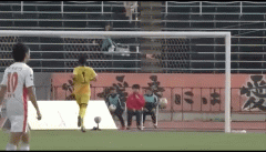 VIDEO: Thủ môn cay đắng nhận 2 bàn thua từ giữa sân chỉ trong 90 giây