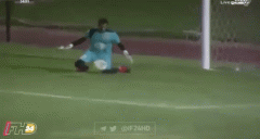 VIDEO: Cố tình 'giỡn mặt' với đối phương, thủ môn nhận cái kết cực đắng