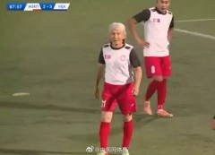 VIDEO: 'Ông già tóc bạc' tuổi 54 thi đấu máu lửa khiến cầu thủ đối phương khiếp đảm