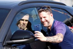 VIDEO: 'Golf thủ' Gareth Bale nở nụ cười hạnh phúc khi chụp hình cùng fan ở Anh