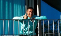 Ronaldo đứng 'tắm nắng', tranh thủ theo dõi đồng đội tập luyện từ ban công