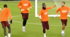 VIDEO: Hazard khiến đồng đội tái mặt vì giả tái phát chấn thuơng