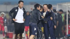 VIDEO: Bầu Hiển xuống sân lên dây cót tinh thần cho Hà Nội FC, 'có bao nhiêu dốc hết'