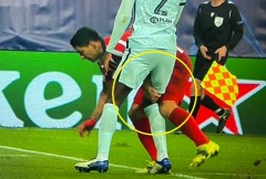 Bạn thân Messi lại giở trò 'tiểu nhân', đóng vai nạn nhân nhe răng cười dù cấu bẩn đối thủ