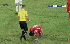 VIDEO: Martin Lo đang yên đang lành bị trọng tài FIFA 'hạ đo ván' ngay trên sân