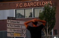 Fan Barca thức trắng đêm, đứng ngoài SVĐ ngóng tin Messi
