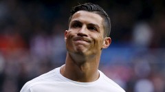 Ronaldo chịu thua một cô gái ở thử thách gập bụng