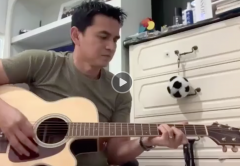 VIDEO: Huyền thoại Thái Lan vừa đàn, vừa hát cổ vũ Việt Nam vượt qua khó khăn