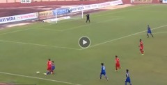 VIDEO: Pha vào bóng rợn người của Huỳnh Tấn Sinh với tiền vệ HAGL