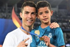 Ronaldo thừa nhận làm 'chuyện xấu' cùng cậu con trai