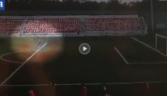VIDEO: Trời quang mây tạnh, thủ môn vẫn bị sét đánh giữa sân tập