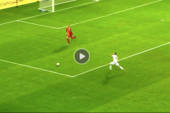 VIDEO: Neuer và những pha xử lý bằng chân khó tin ở một thủ môn