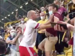 VIDEO: Cầu thủ Hamburg xông lên đánh fan trên khán đài