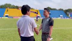 VIDEO: HLV Kiatisak nói tiếng Việt như gió với HLV Văn Sỹ, ngạc nhiên khi 'người cũ' HAGL vẫn thi đấu
